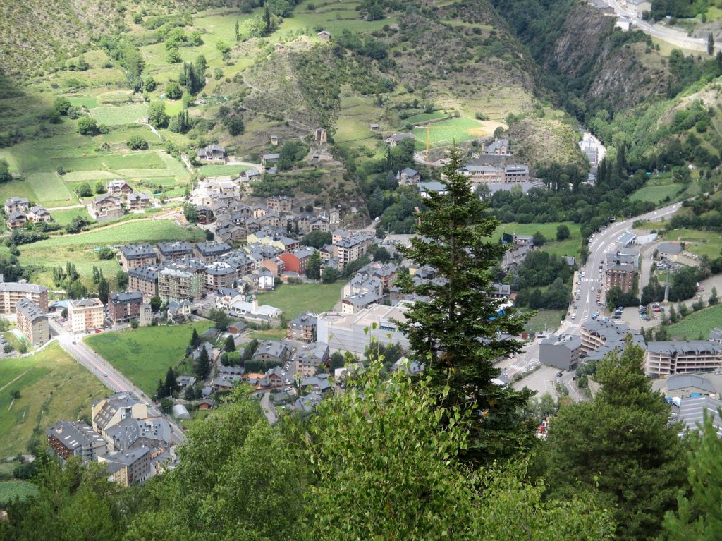 Promotora inmobiliaria alto standing Andorra Luxe Residencial cuenta con una dilatada trayectoria en el ámbito inmobiliario en Andorra. Gestionamos proyectos de viviendas y chalets de alto standing en Andorra.